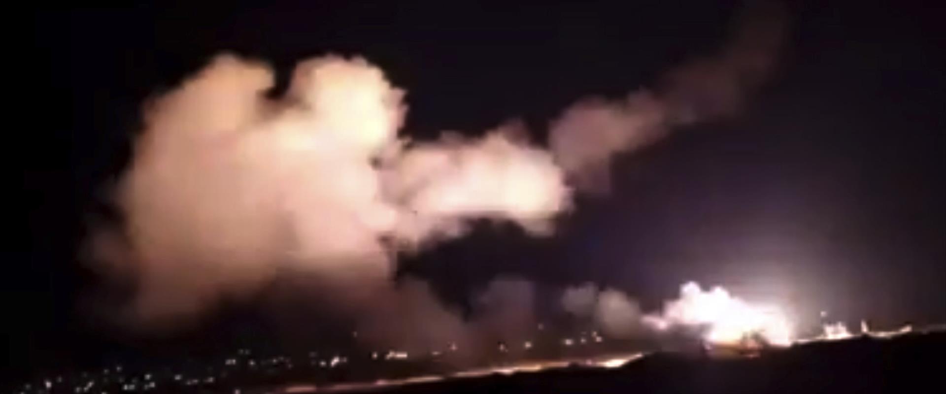 עשן טילים בסוריה, הלילה. מתוך צילום של הטלוויזיה ה