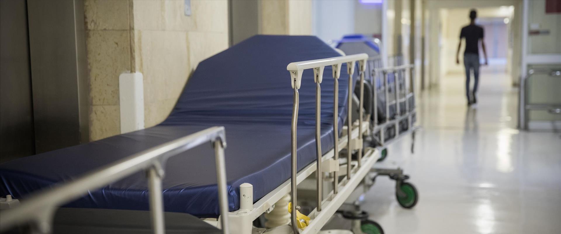מיטות במסדרון בית חולים