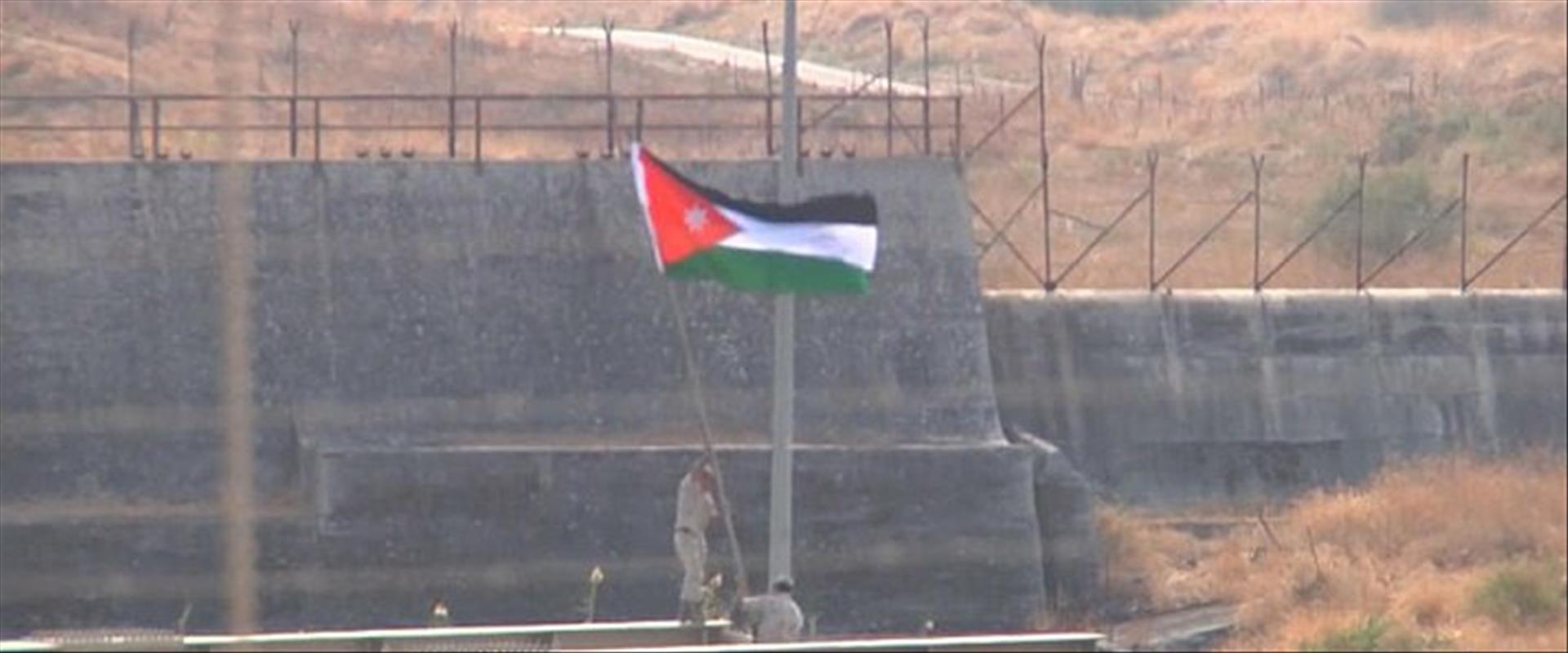 חיילים ירדנים מניפים את דגלם באי השלום