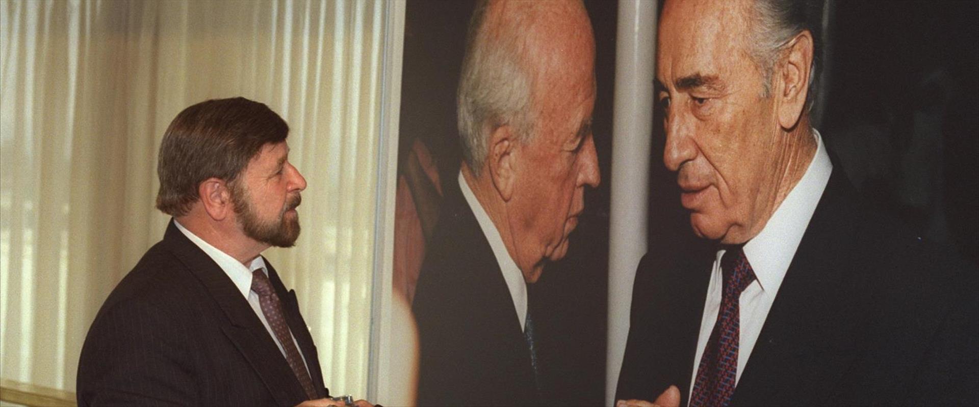 וייס מתבונן בתמונה בתערוכה בכנסת לזכר רבין, 1995