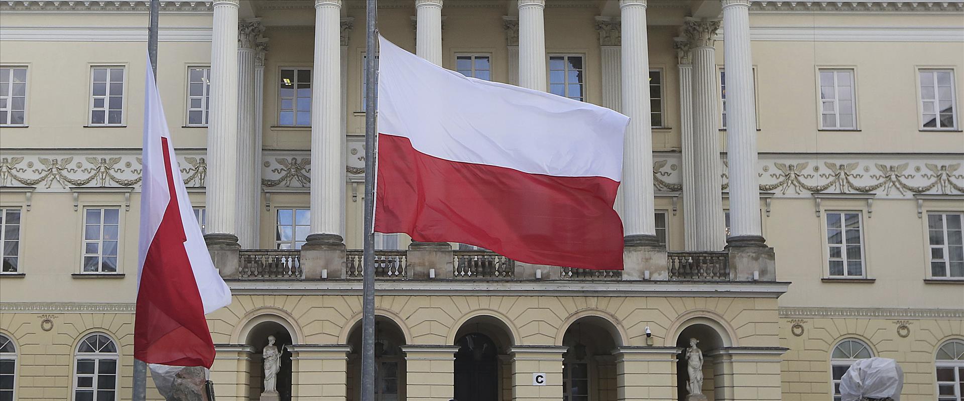 דגל פולין בבניין העירייה בוורשה