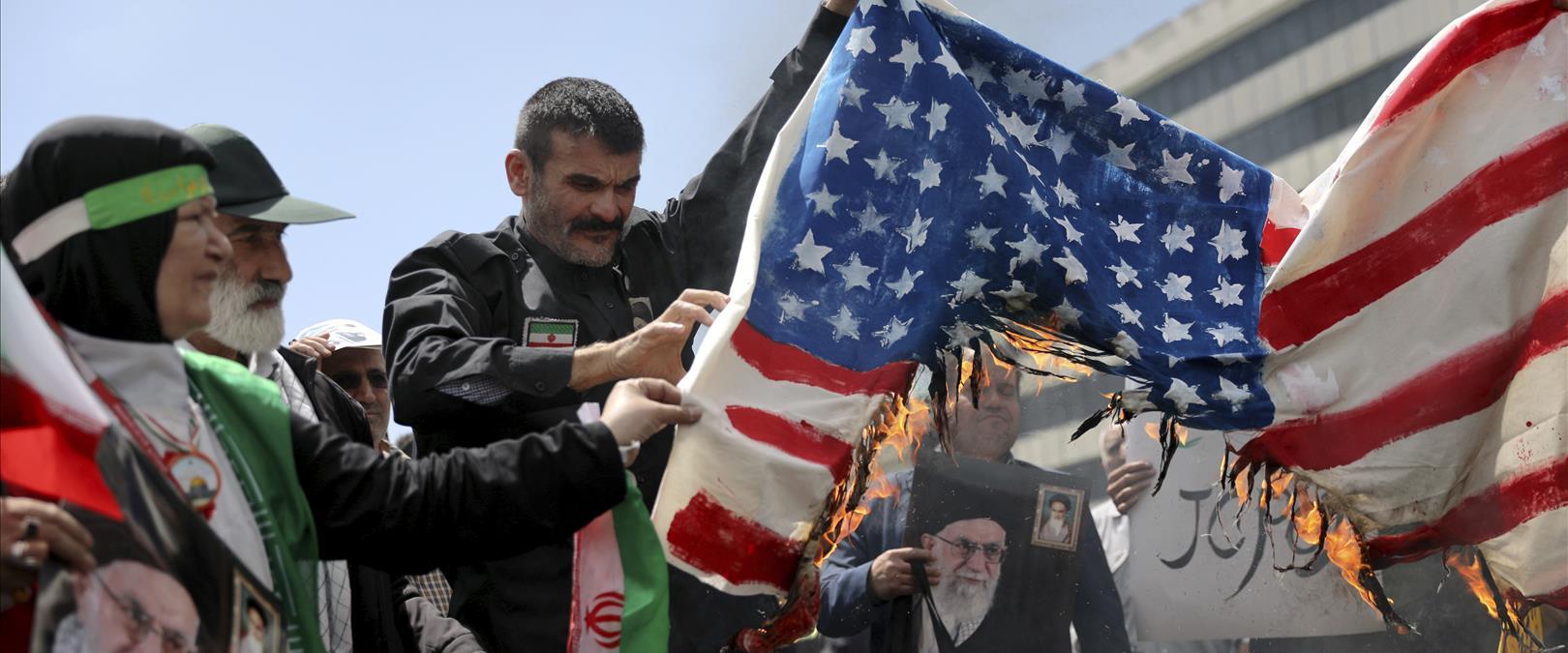 מפגינים איראנים במחאה נגד ארצות הברית
