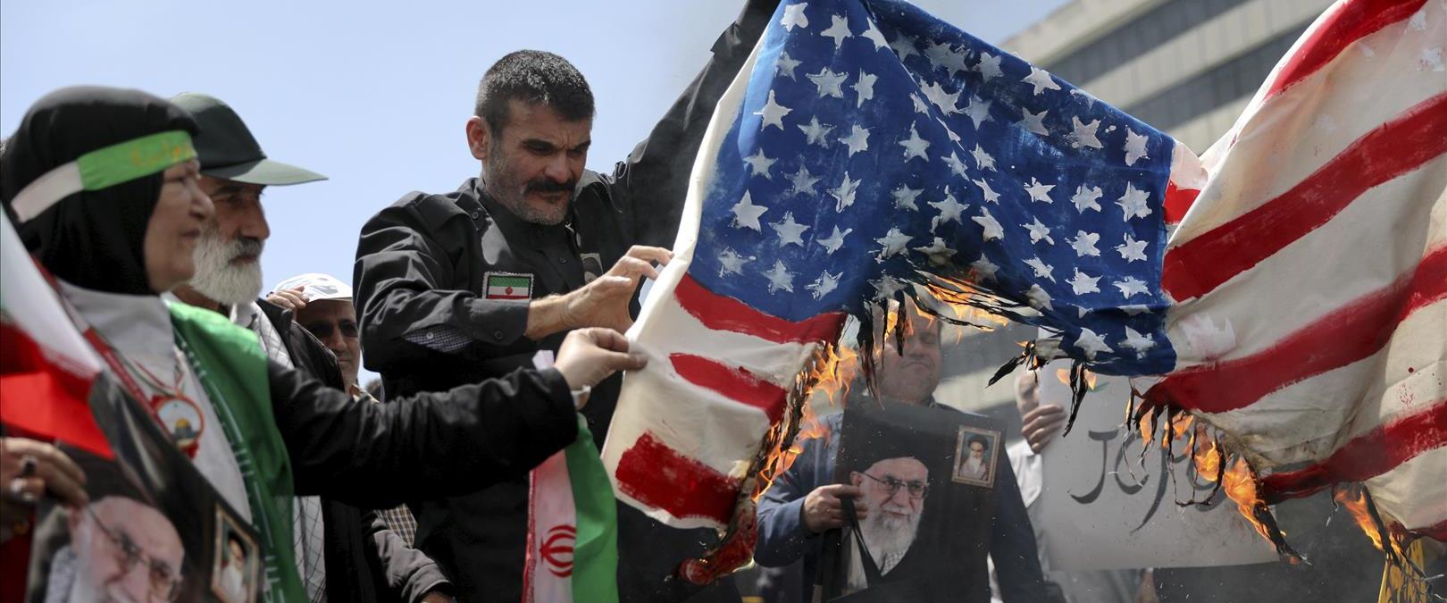 שורפים דגלי ארצות הברית באיראן