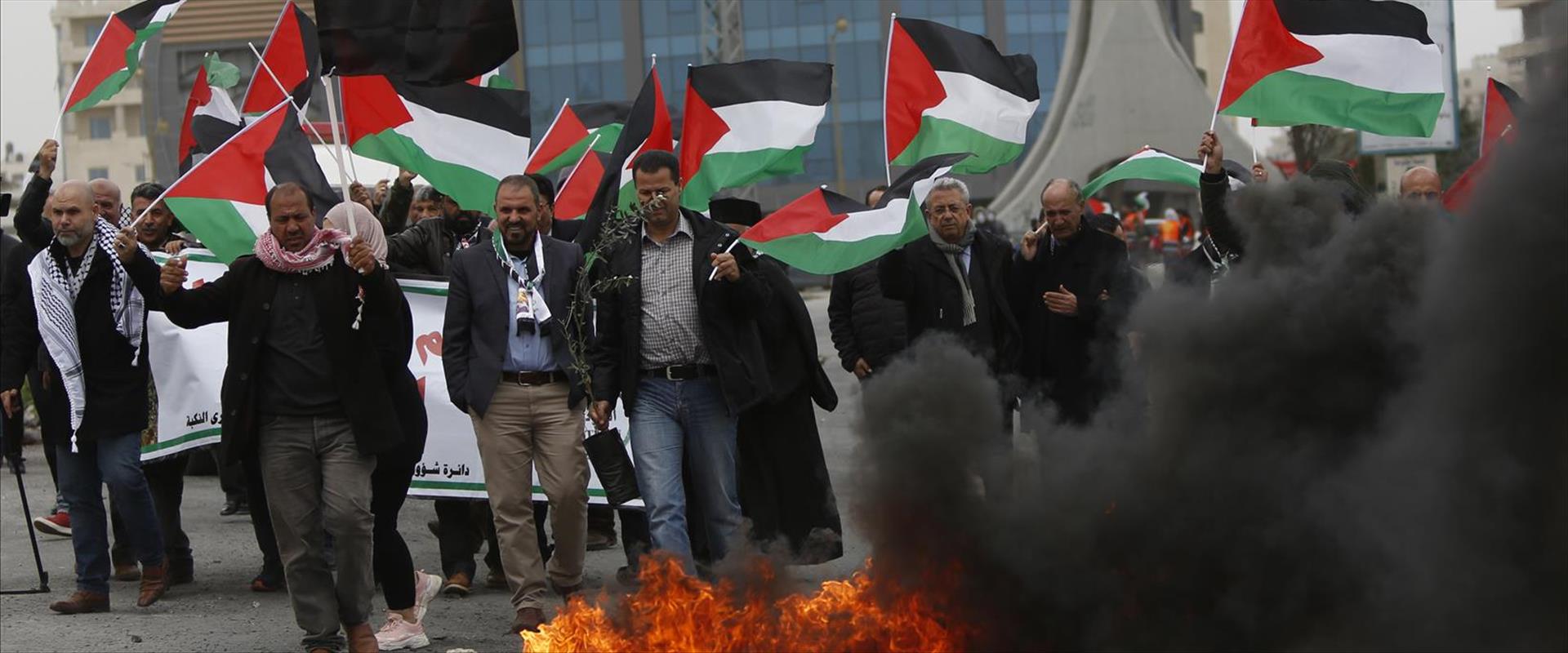 מפגינים פלסטינים ברמאללה ביום האדמה, לפני חודשיים
