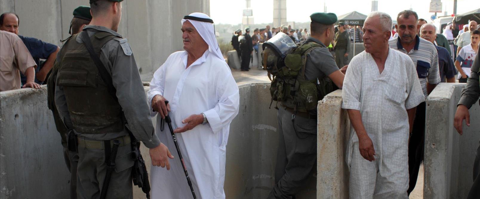 פלסטינים במחסום קלנדיה ביהודה ושומרון, 2010