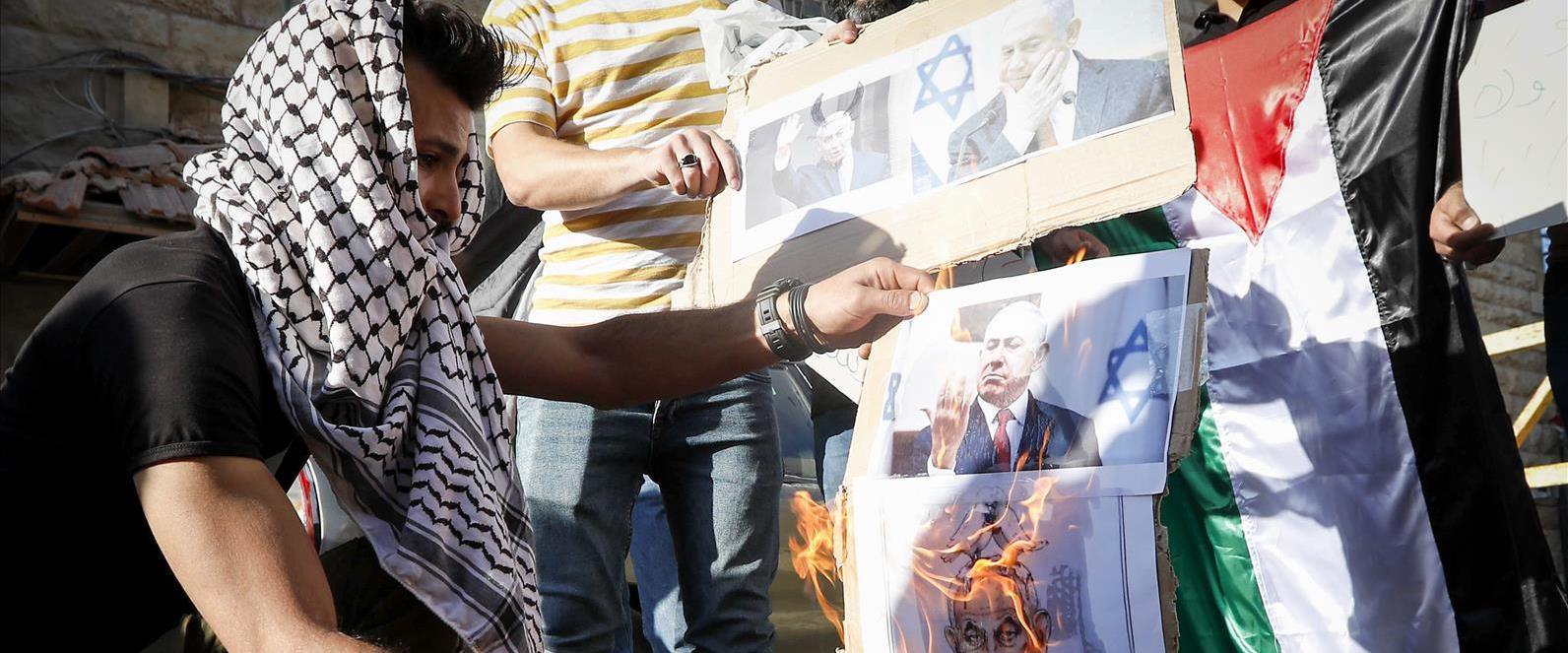 שריפת תמונות של נתניהו במחאה נגד דבריו בחברון