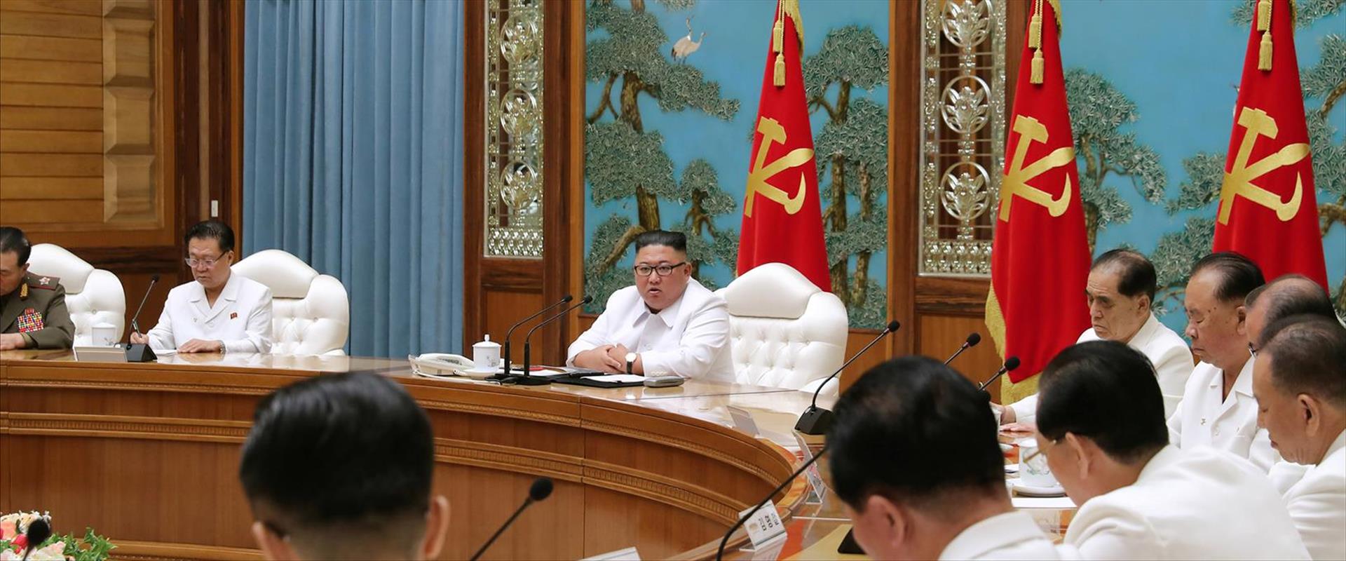 מנהיג צפון קוריאה קים ג'ונג און בישיבת החירום, 25.