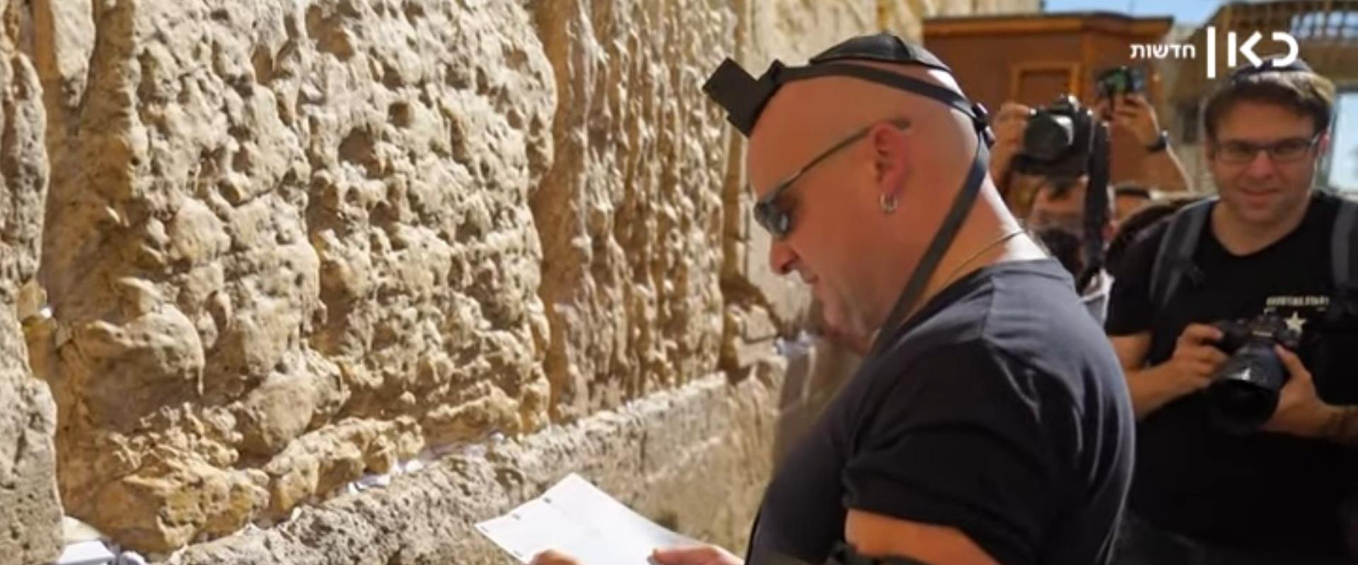 “It broke me”: David Draiman came to Jerusalem to light a candle in memory of the late Eli Kay