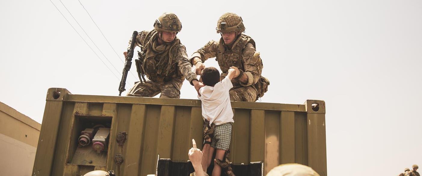 חיילים אמריקנים מחלצים ילד אפגני בשדה התעופה בקאבו