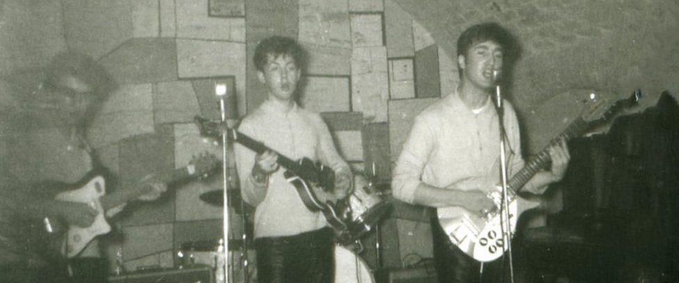 מימין לשמאל: לנון, מקרטני והריסון