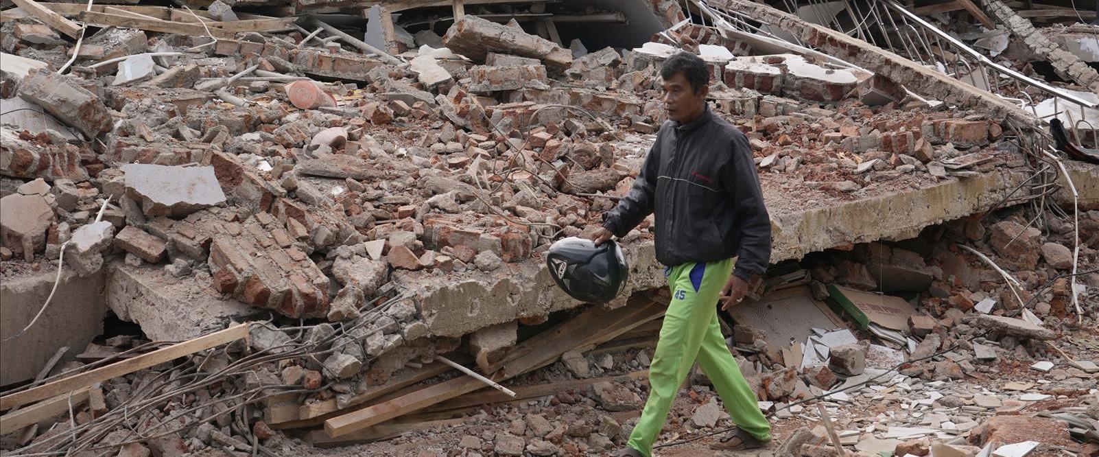 הריסות רעידת האדמה באינדונזיה, היום השני