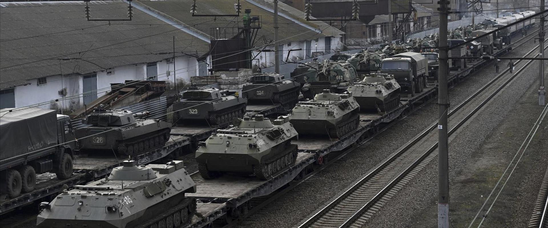 רכבים משוריינים של צבא רוסיה בתנועה בסמוך לגבול
