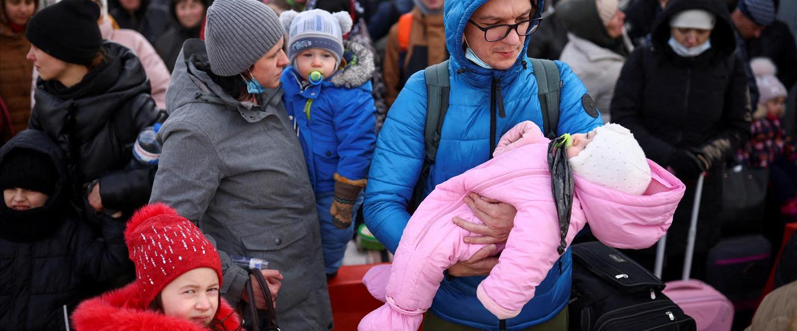 פליטים אוקראינים ממתינים בגבול לפולין