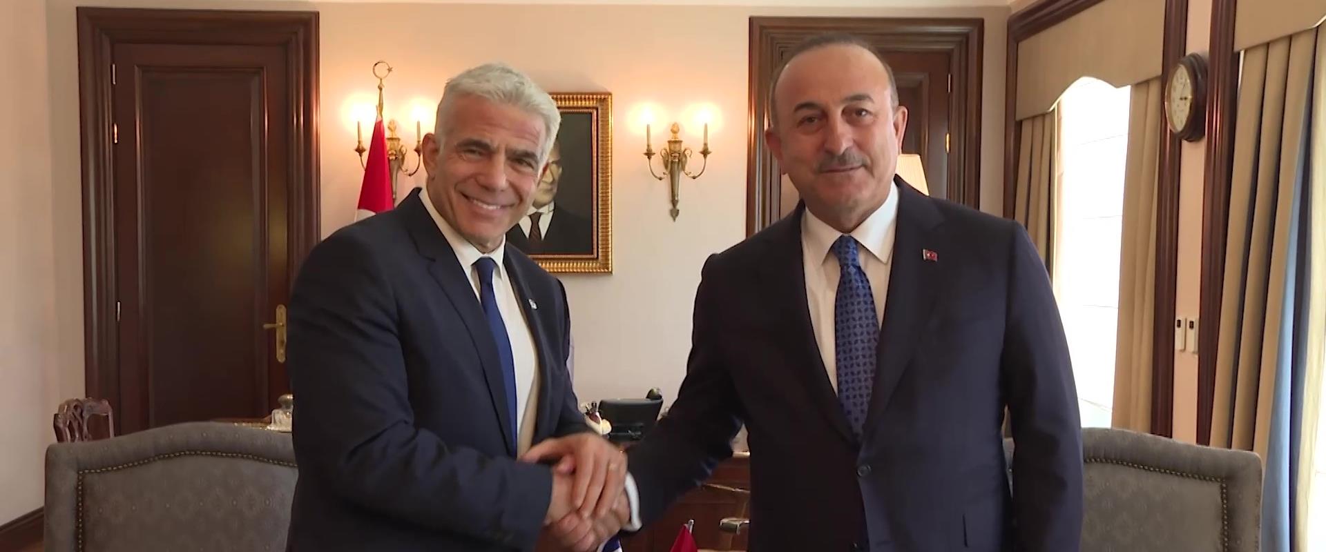 שר החוץ הטורקי צ'בושולו ושר החוץ לפיד, היום בטורקי