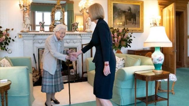 ההופעה הפומבית האחרונה של המלכה - ממנה את ליז טראס לראשות הממשלה 