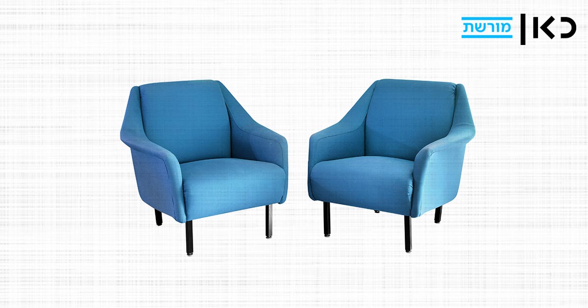 Стул мягкий синий. Кресло голубое на ножках. Кресло "ретро", синий. Стильные синие кресла на белом фоне. Two armchairs
