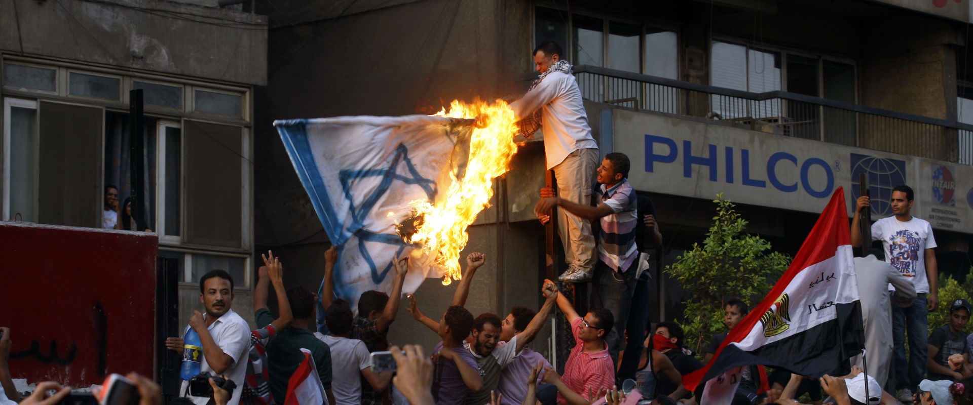 מהומות מול שגרירות ישראל במצרים