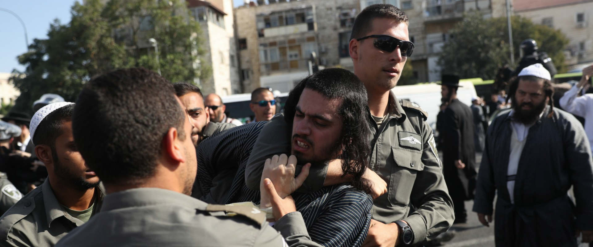 שוטרים גוררים חרדי בהפגנה בירושלים, היום