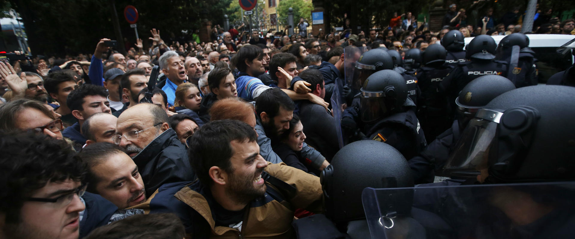 שוטרים מתעמתים עם תושבים בברצלונה, הבוקר