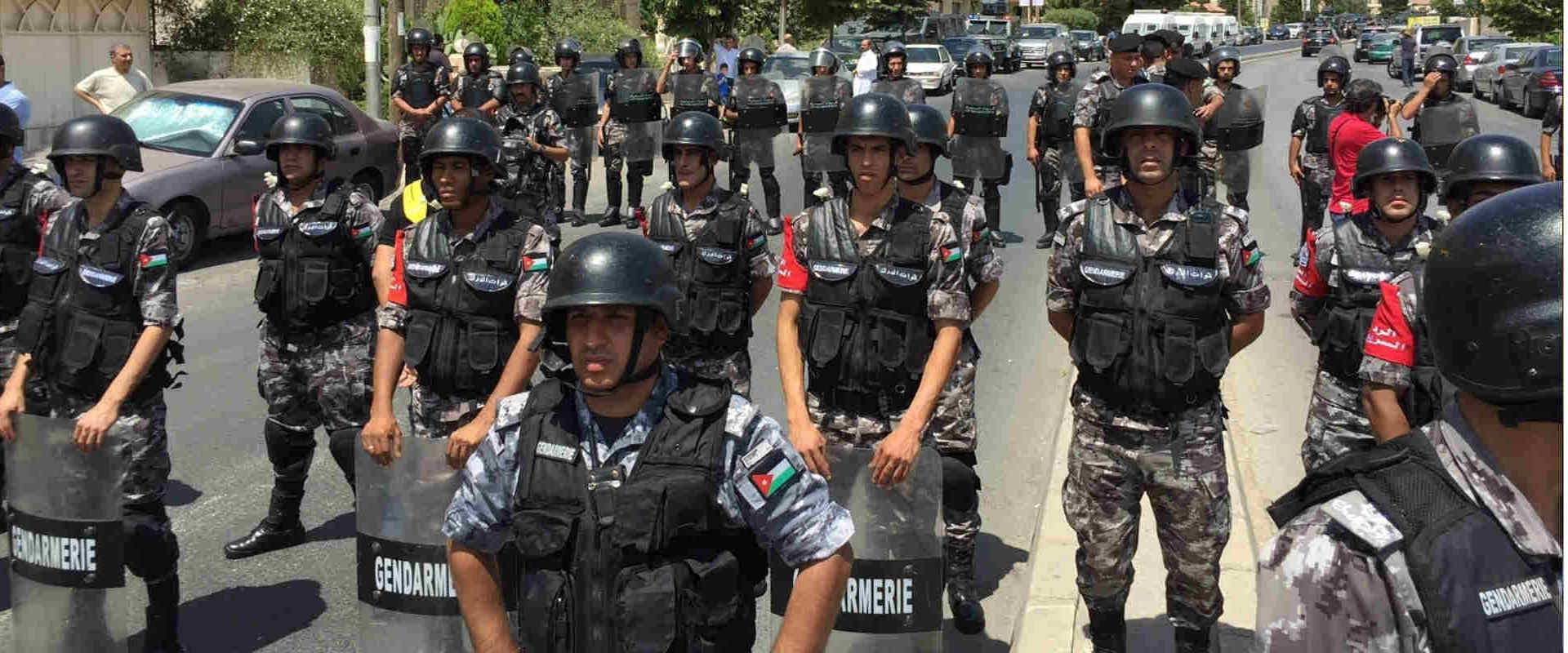 שוטרים ירדנים סמוך לשגרירות ישראל בעמאן