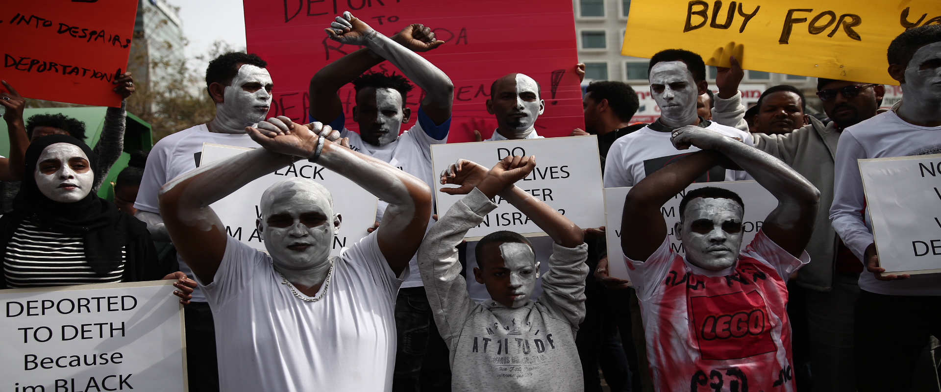 מבקשי מקלט מפגינים מול שגרירות רואנדה בהרצליה