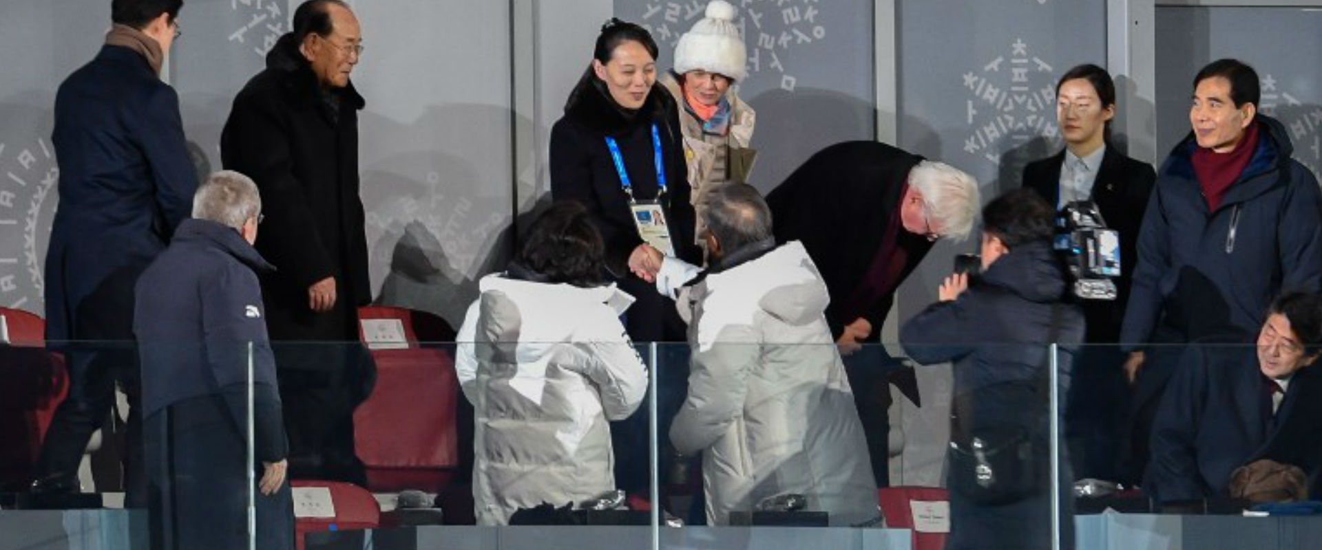 לחיצת היד בטקס הפתיחה של אולימפיאדת החורף