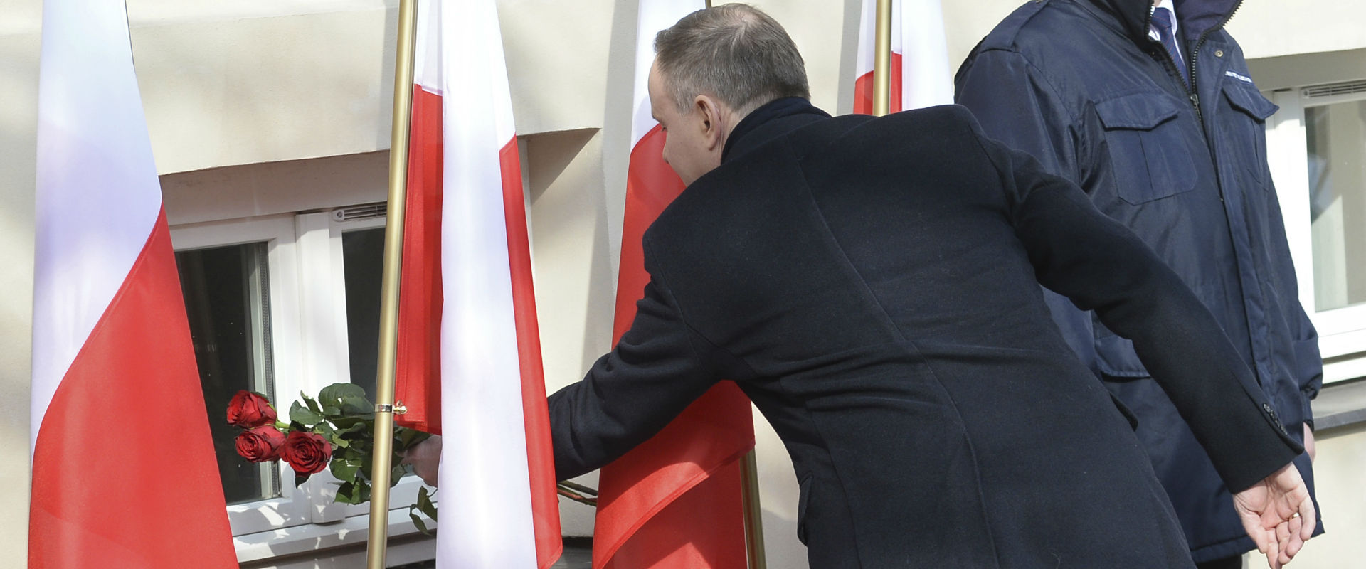 נשיא פולין מניח זר פרחים באוניברסיטת ורשה