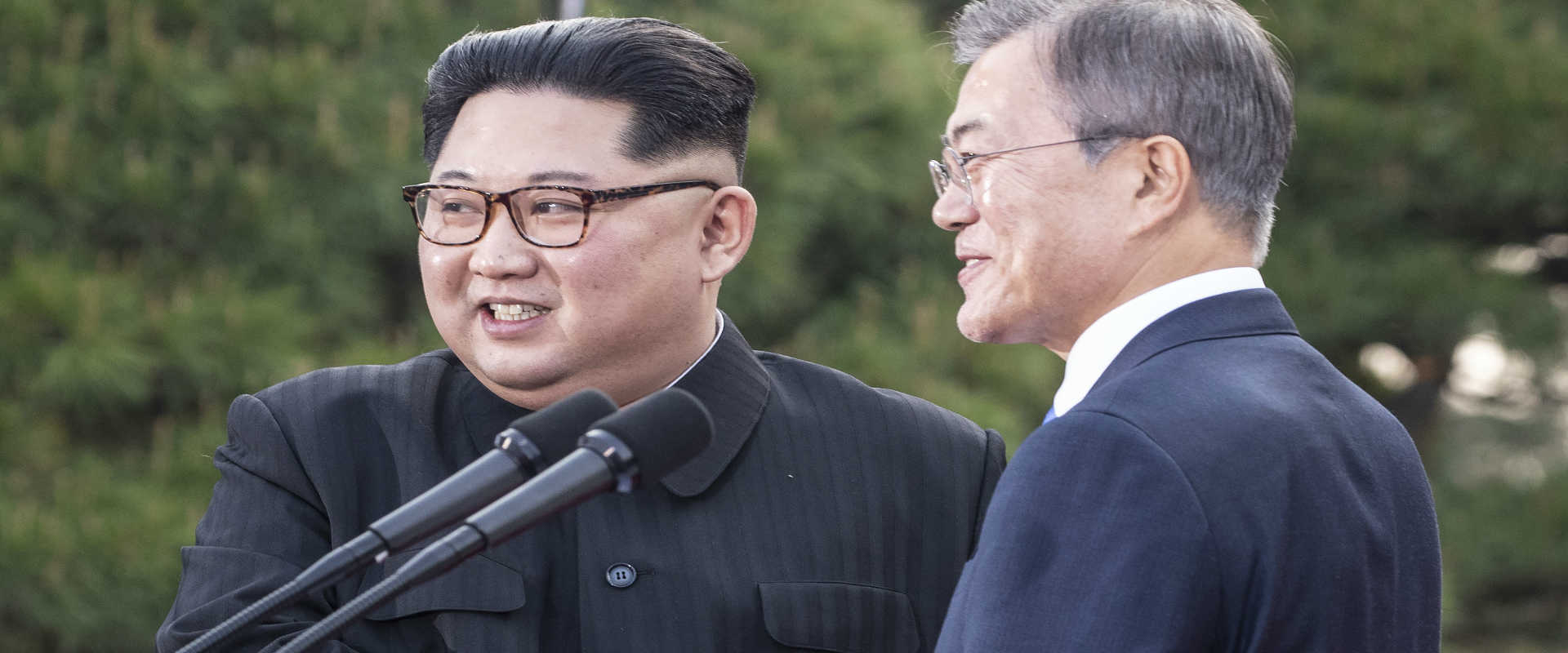 נשיאי קוריאה הצפונית וקוריאה הדרומית בפגישה