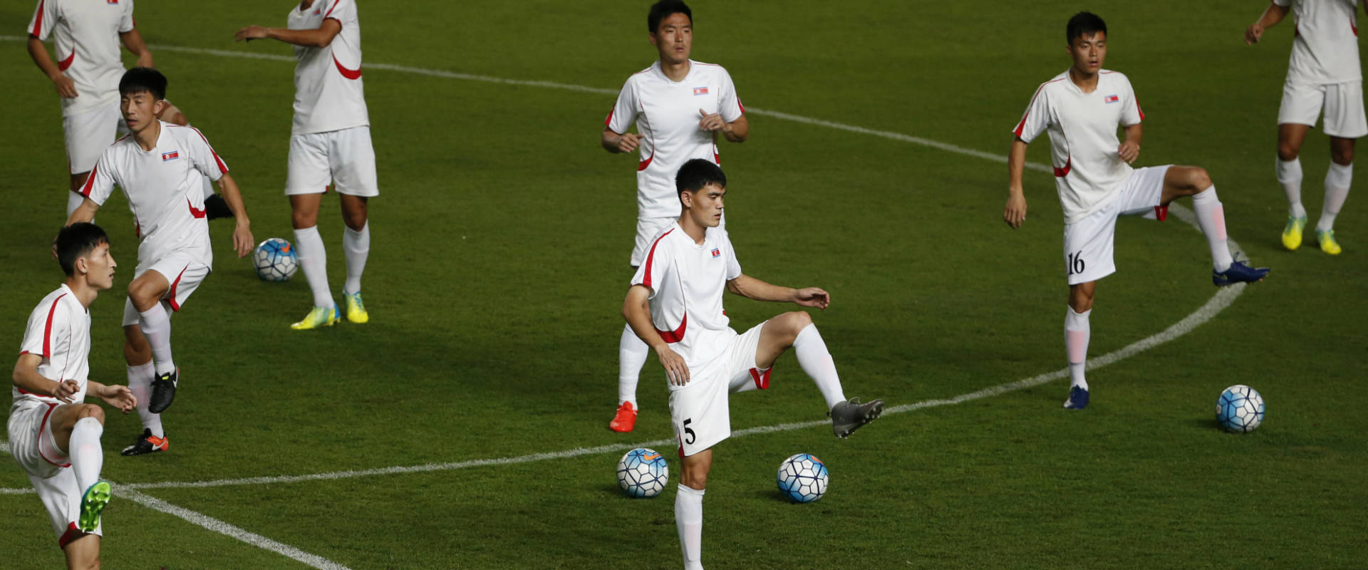 שחקני קוריאה הצפונית בחימום לפני משחק