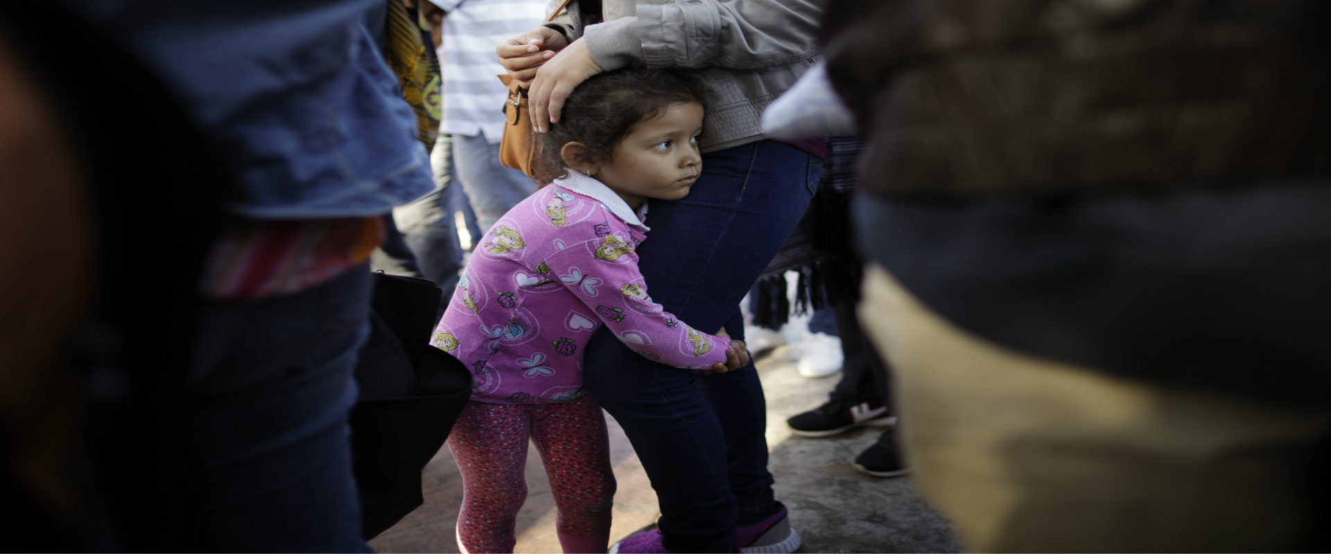 ילדה בגבול מקסיקו-ארה"ב