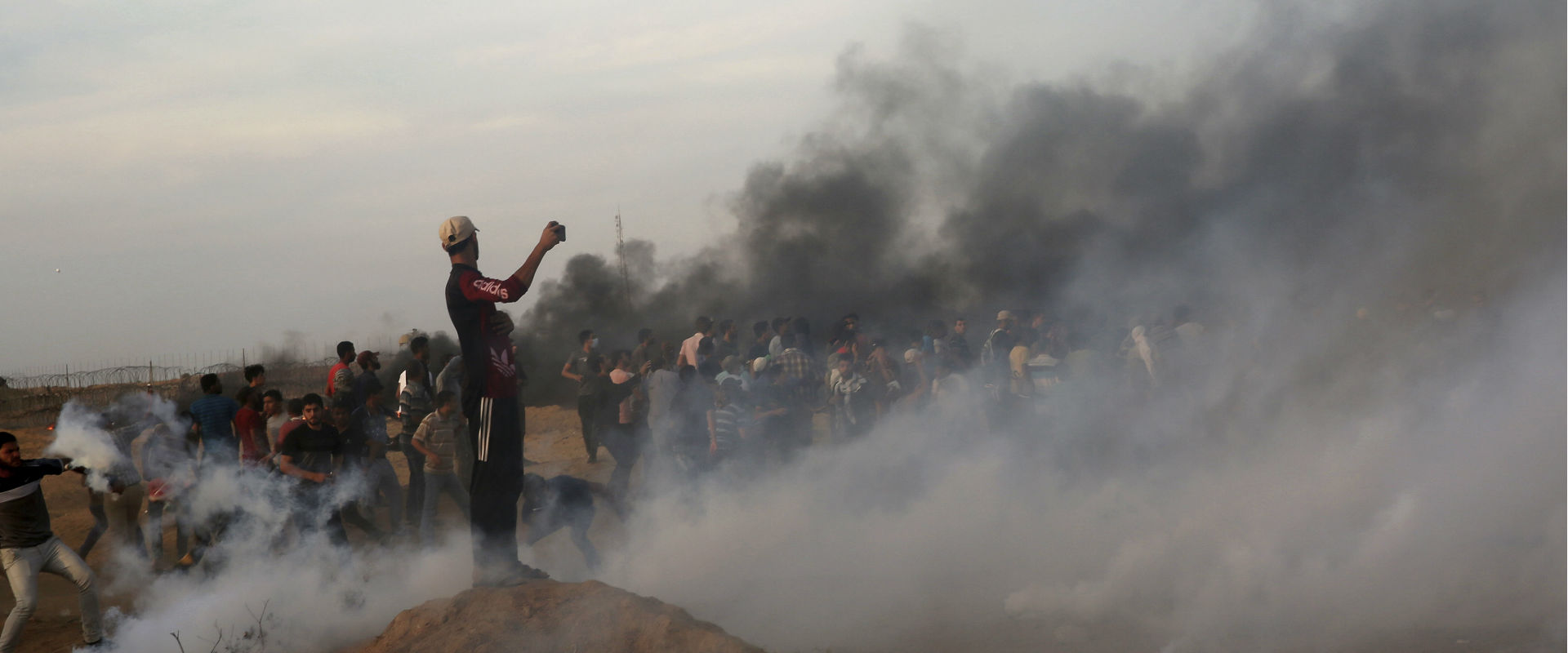 פלסטינים מתפרעים בגבול עזה, בשבוע שעבר