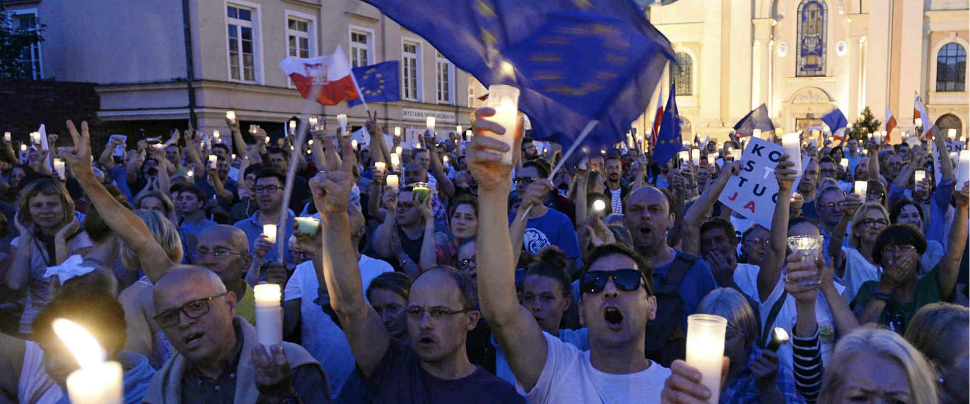 פולנים מפגינים נגד הרפורמות של מפלגת השלטון במערכת