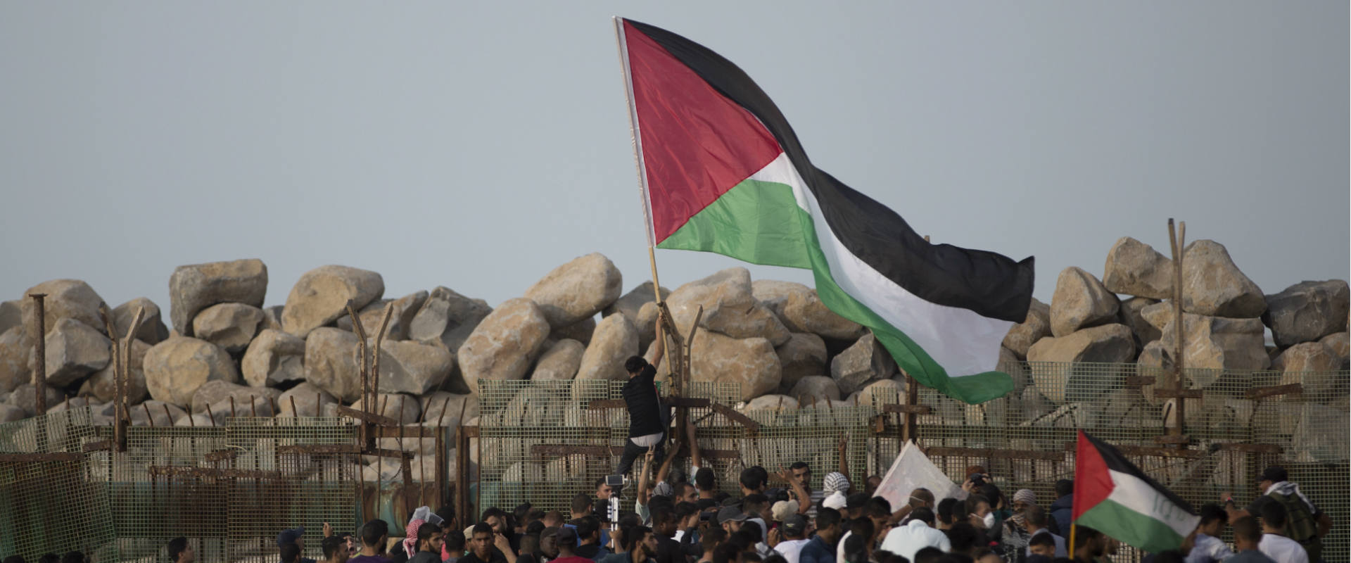 פלסטינים בעזה מניפים דגל ליד גבול ישראל, השבוע